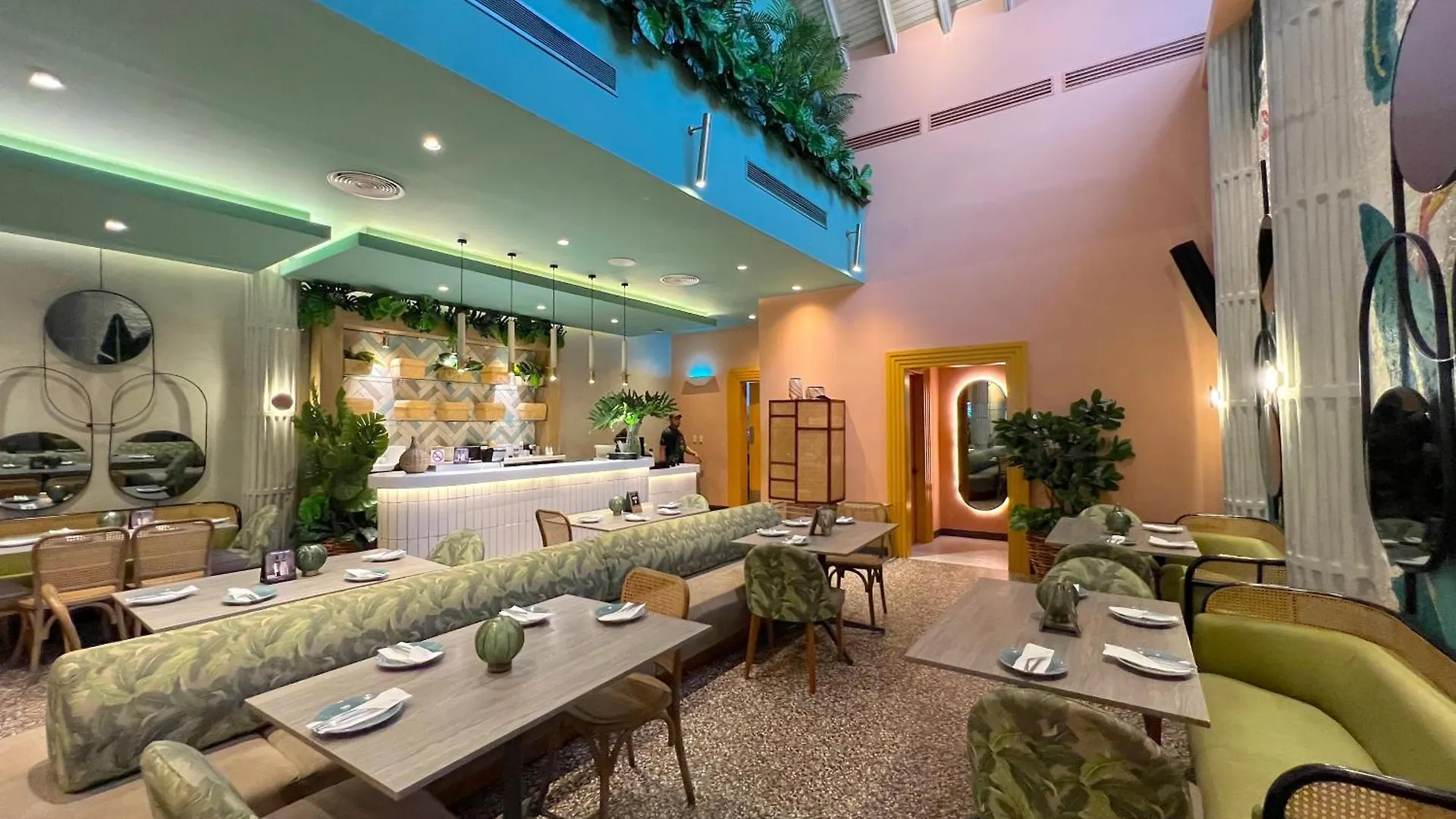Hotel Vacation Suites With Rooftop Pool, Beach Club, Spa, Restaurants - Playa Los Corales Punta Cana